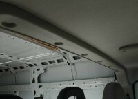 Kunststoffverkleidung: B-Säule über dem Fahrerhaus (11) – Querbalken/Brücke